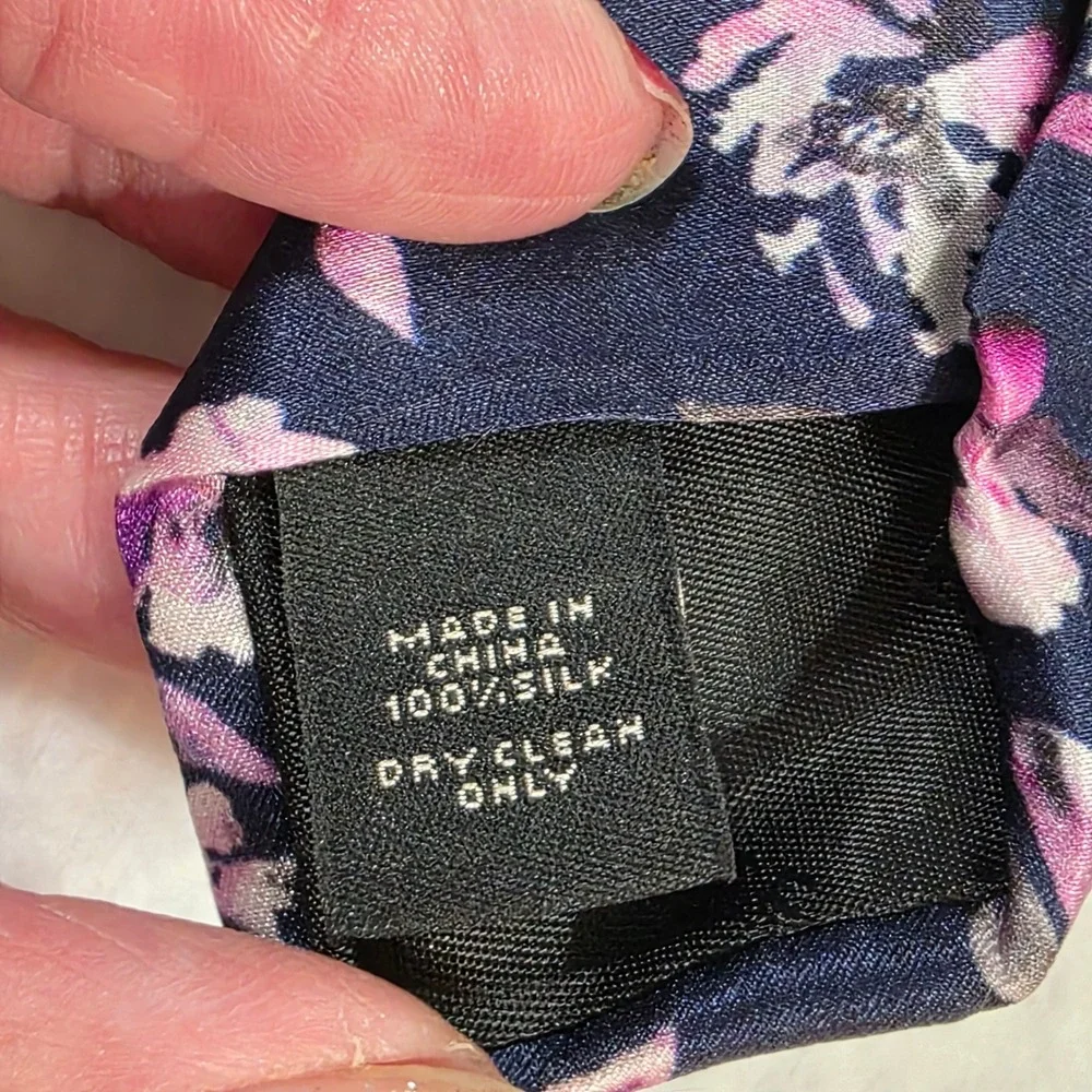 Express necktie features